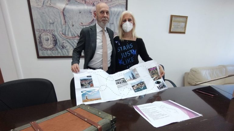 sindaco tedesco e assessore napoli con valigia