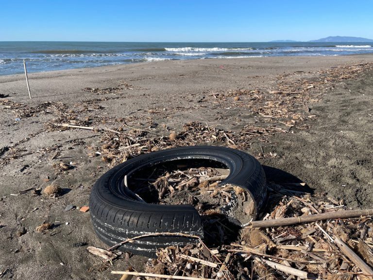 Plastica sulle spiagge, raccolti oltre 500 chili di rifiuti in cinque regioni