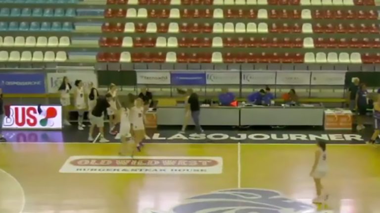 schiaffo allenatore basket