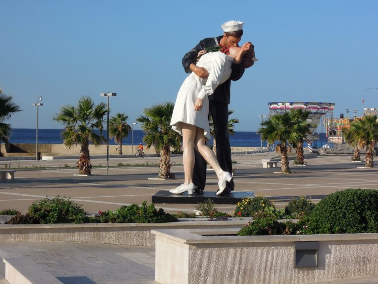 statua-del-bacio