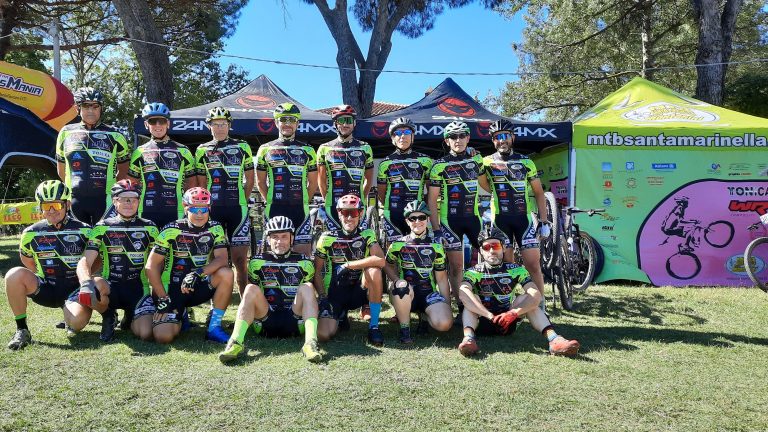 Mtbsan-15072022-Gli-atleti-del-team-prima-della-partenza-della-6H