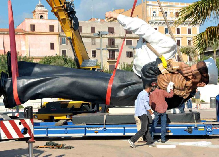 statua del bacio smontata