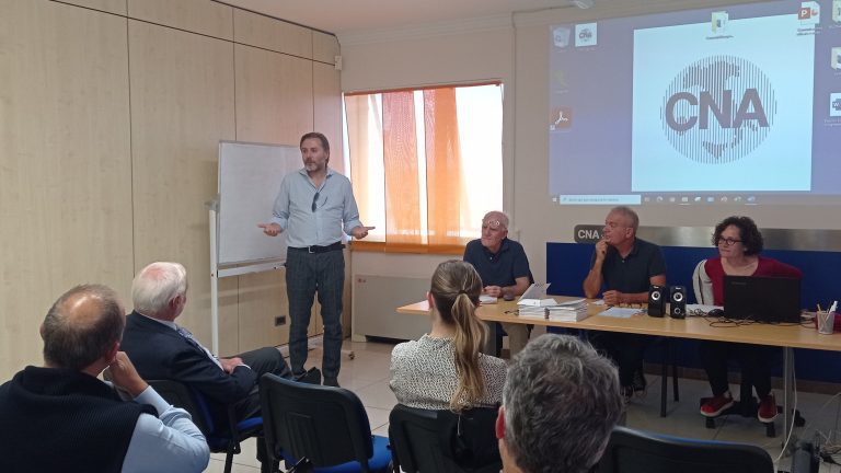 Lincontro-al-Poggino.-Lintervento-dellassessore-Aronne.-Al-tavolo-da-sinistra-Marino-Gismondi-e-Melaragni