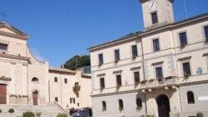 Allumiere perde tre bandi in un mese, opposizione all’attacco: «Landi pensa alle feste mentre il paese resta indietro»