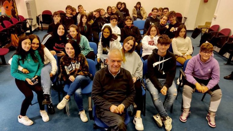 Alessio-Gismondi-con-gli-studenti-dellIstituto-Baccelli