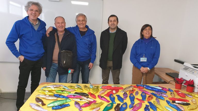 Consegna-pesci-di-SantAndrea-allEmporio-Solidale-I-Care