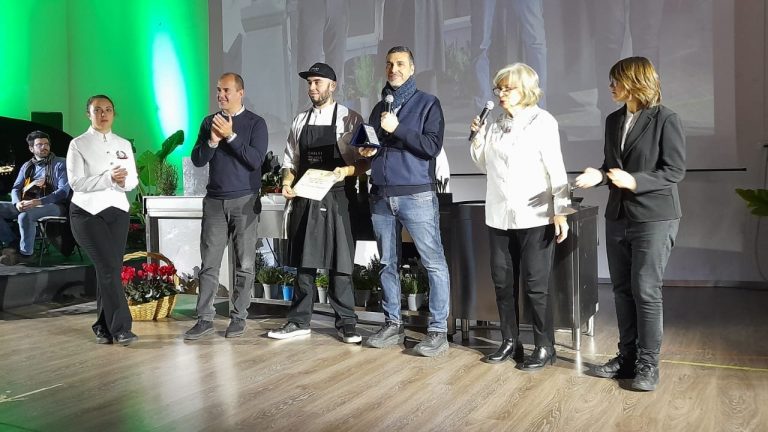 Il sindaco Angelo Pizzigallo premia uno chef locale