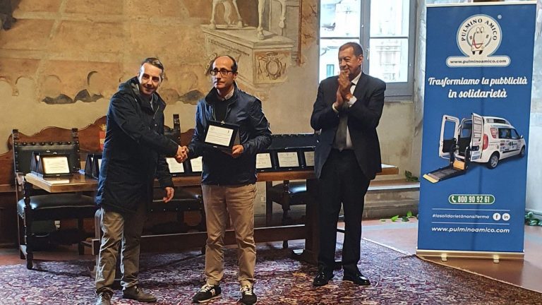 Un-momento-della-cerimonia-al-centro-il-presidente-dellAGA-Carlo-Marcomeni-a-destra-il-sindaco-Alessandro-Giulivi