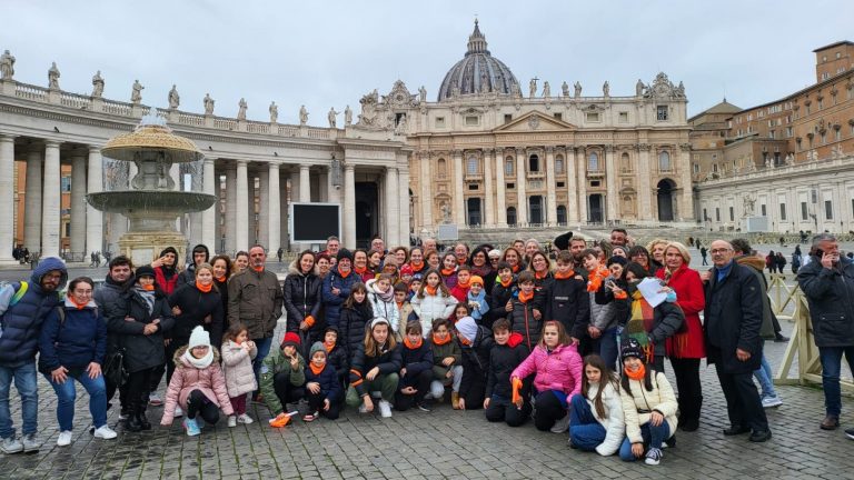 I-piccoli-infioratori-di-Bolsena-con-i-genitori-e-il-presidente-Roebrto-Basili-a-piazza-San-Pietro