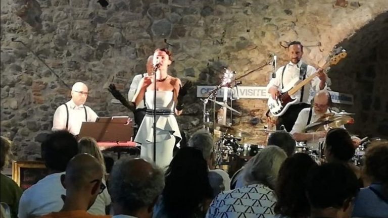 Il-quintetto-swing-Four-Seasons-durante-il-concerto-estivo