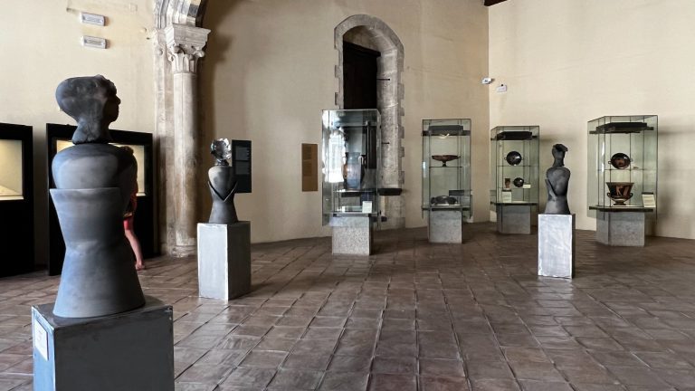 La-opere-dei-Attilio-Quintili-nella-Sala-dei-Capolavori-del-Museo-Archeologico-Nazionale-di-Tarquinia