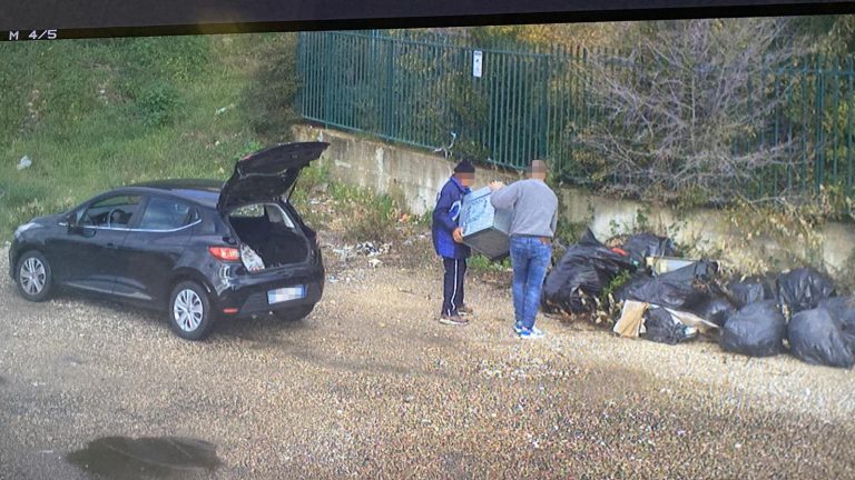 beccati-abbondono-rifiuti-multa