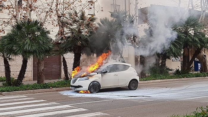 incendio auto viale baccelli