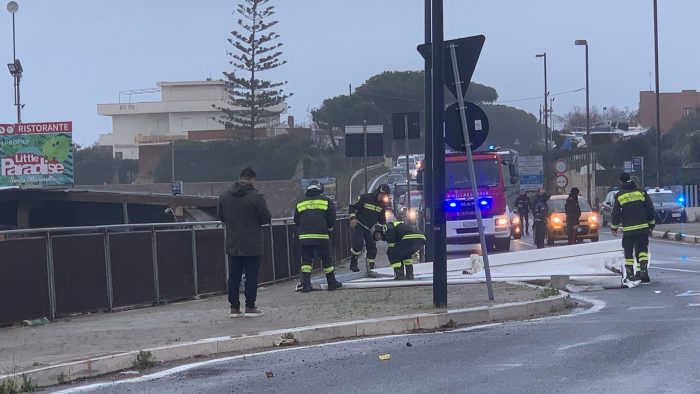 Tensostruttura ha invaso la carreggiata