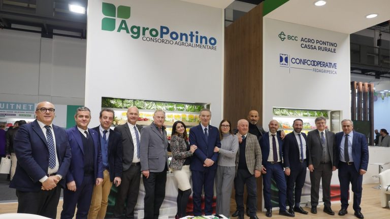 Gruppo-Collaboratori-BCC-Agro-Pontino-al-Berlin-Fruit-Logistica-2023-con-il-Presidente-e-il-Direttore-Generale