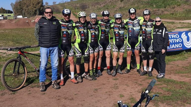 Mtbsan-15022023-Gli-atleti-del-team-dopo-la-gara-con-il-presidente-Carnesecchi-e-la-Dani