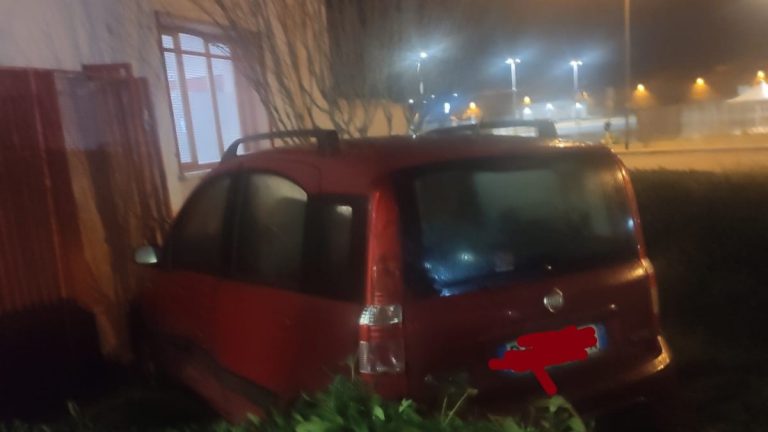 auto-contro-caserma-vvf-cv-01