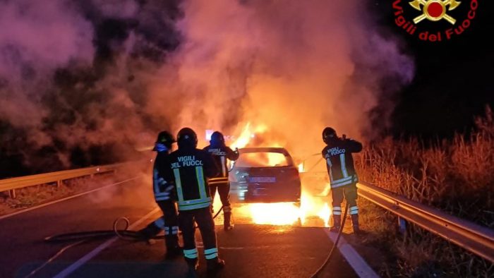 Civitavecchia: auto in fiamme, incendio su autostrada A12 ieri notte