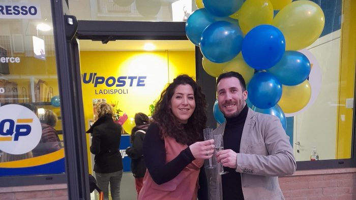 Carlo Morleo e Chiara Leonardi: i due giovani inaugurano "QuiPoste Ladispoli" a via Ancona.
