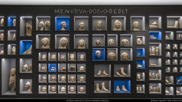 Musei-Capitolini-La-Roma-della-Repubblica-VETRINA-deposito-votivo-Minerva-Medica-©ZC_221229_175252_1