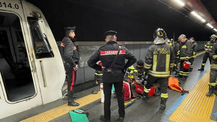 Uomo si lancia sui binari e muore: bloccata questa mattina la Metro A a Roma, direzione Battistinii
