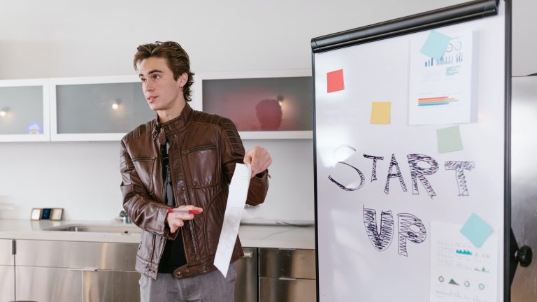 startup ragazzo lavagna