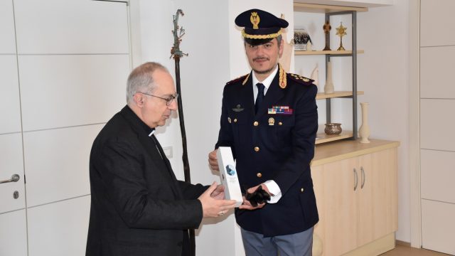 La Polizia ha donato l'olio del Giardino della memoria di Capaci al Papa Francesco e al vescovo di Civitavecchia 