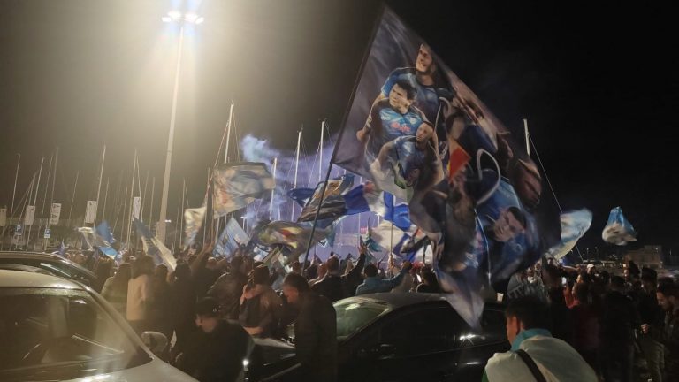 fiumicino-darsena-bandiere-napoli