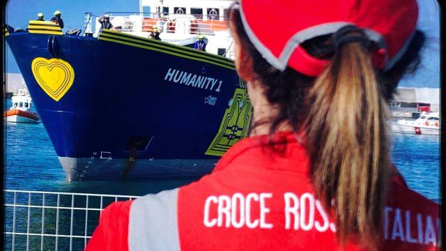 Salvati 30 migranti grazie alla nave Humanity 1 dell’organizzazione non governativa tedesca SOS Humanity, attraccata la mattina del 6 giugno al porto di Civitavecchia.