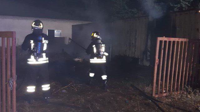 Incendio scoppiato in un container su un terreno in via dell' Immacolata a Civitavecchia