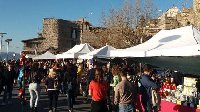 Commercianti e cittadini hanno inviato una petizione all'amministrazione comunale per chiedere una diversa collocazione di alcune manifestazioni che si svolgono in Piazza Aldo Moro