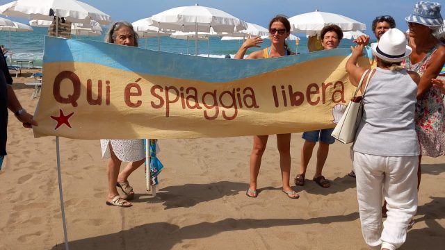 Esponenti di Coalizione “Futuro” hanno realizzato un vivace e partecipato flashmob lungo il litorale di Santa Severa e Santa Marinella per chiedere all’Amministrazione comunale di far rispettare le regole.