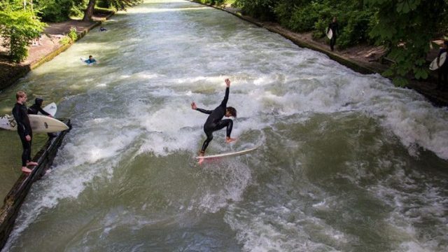 Onda Statica Tiberina per la pratica del River Surfing