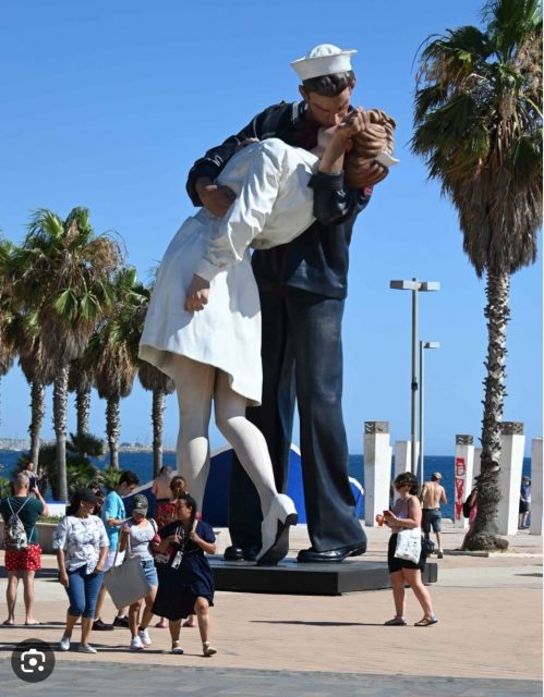 A Civitavecchia la statua del Bacio del Marinaio diventa sinonimo di libertà nella Giornata Internazionale del Bacio 