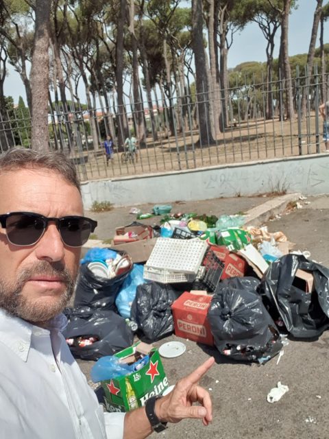 Giannini (Lega): "Pineta Sacchetti, parco giochi 'Pierluigi De Paola' di giorno chiuso, di notte diventa discarica di rifiuti"
