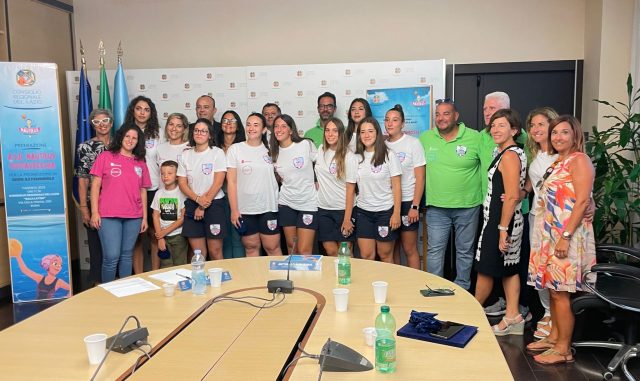 Promozione della Nautilus in serie A2 di pallanuoto femminile: consegna riconoscimento da parte dei consiglieri regionali Mari, Bertucci e Aurigemma