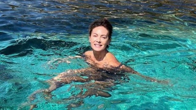L'attrice romana Elena Sofia Ricci pubblica su Instagram un post che la ritrae immersa nelle acque di San Felice Circeo.