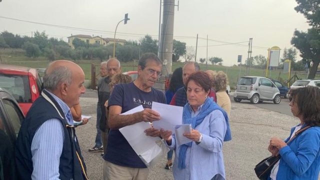 Si è svolto venerdì un incontro presso l’incrocio di via di Tragliatella e via Casal Sant’Angelo per discutere la sua messa in sicurezza. 