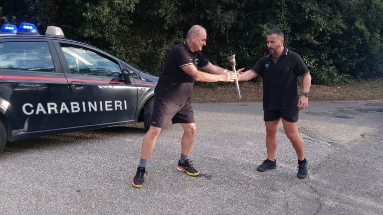passaggio-della-fiaccola-tra-i-paracadutisti-tarquiniesi-Sabbatini-e-Verni-