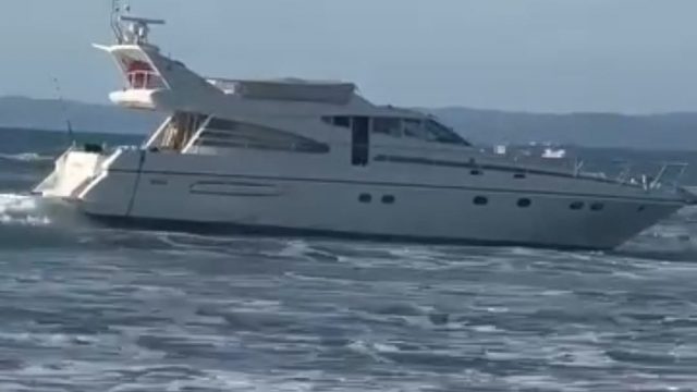 Lo yacht Carpe Diem, apparso lo scorso 15 ottobre sulla riva dello stabilimento Controvento di Fregene, è stato abbandonato dal proprio equipaggio ancora con il motore acceso. 