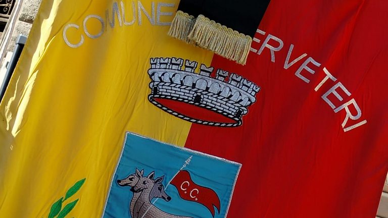 Gonfalone-Cerveteri-nastrato-a-lutto-Cittadino
