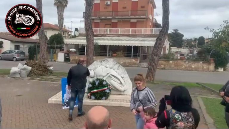 deposizione-corona-da-parte-del-Presidente-della-ASD-IN-MOTO-PER-PASSIONE-Manenti-Claudio