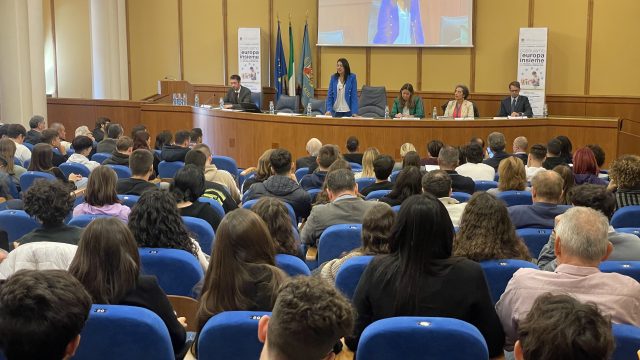 L'evento organizzato dalla commissione Affari europei per diffondere i valori comuni della cittadinanza europea. Hanno partecipato gli studenti dei licei “Guglielmotti” e “Democrito”.