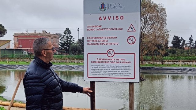 Nel Parco pubblico di Villa Guglielmi, su iniziativa dell'amministrazione comunale, sono stati posizionati oggi due nuovi cartelli per vietare l'abbandono di rifiuti e la somministrazione  di cibo agli animali.