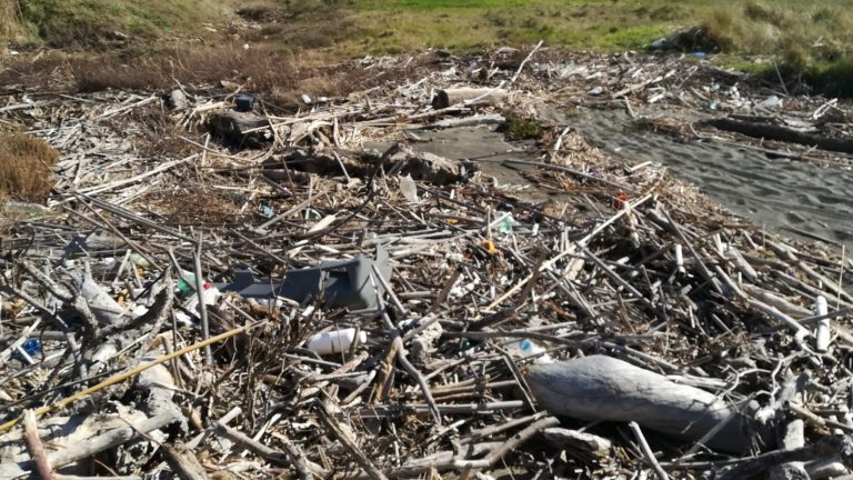 rifiuti-su-spiaggia-pian-di-spille-tarquinia