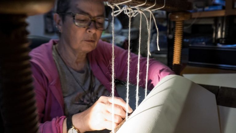 LAZIO-ARTIGIANA_Antica-Legatoria-Viali_Lucia-Maria-Arena_ph-per-gentile-concessione-Camera-di-Commercio-Viterbo