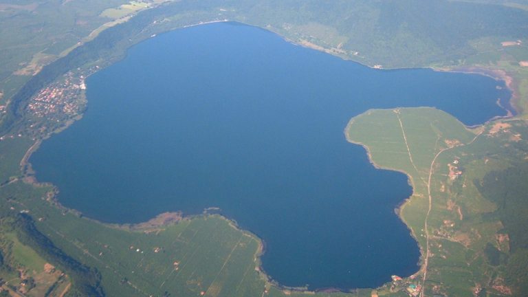 Lago_di_Vico_-_Vista_aerea_1