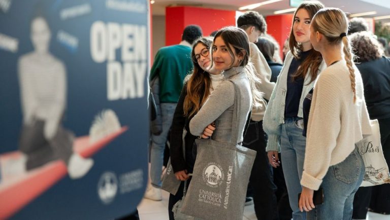 xr:d:DAF413gYhiM:3,j:7670044508738371872,t:24010315