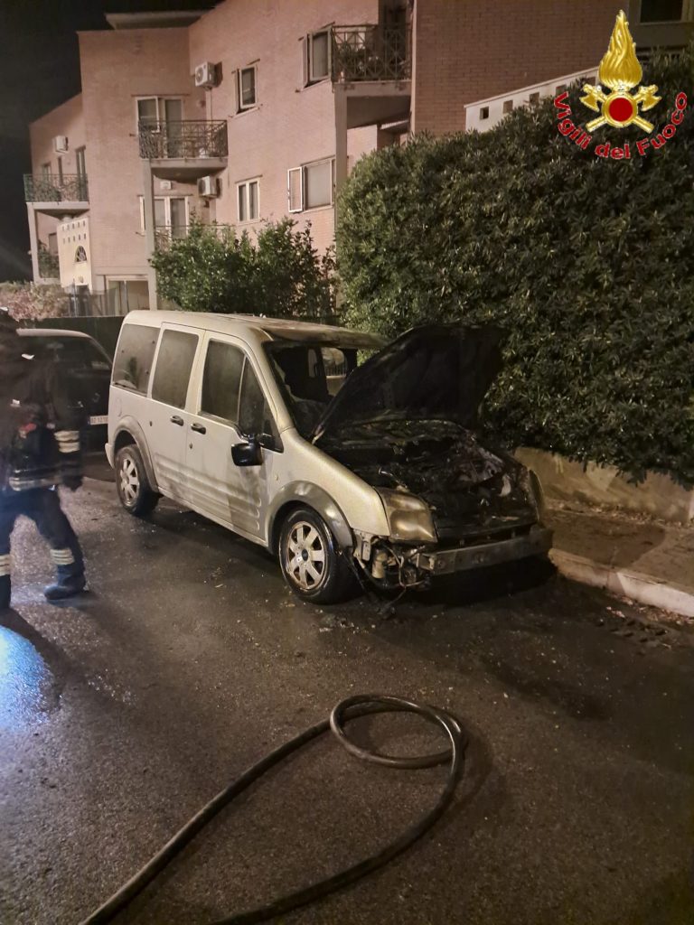 auto in fiamme cv notte