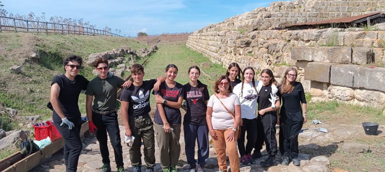 L'assessora Calzolari e gli studenti dell'IISS Vincenzo Cardarelli